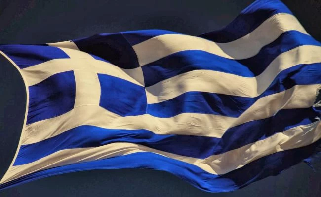 Συγκίνηση στην υποστολή της σημαίας στην Ορεστιάδα – Σηκώνονται όρθιοι από τις καφετέριες (εικόνες)